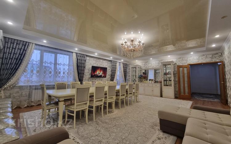 4-комнатная квартира, 194 м², 5/5 этаж, проспект Алии Молдагуловой за 69 млн 〒 в Актобе — фото 2