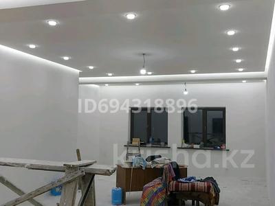 Отдельный дом · 5 комнат · 312 м², Құрманғазы 22 — Мкн Айсұлу за 300 000 〒 в Туздыбастау (Калинино)