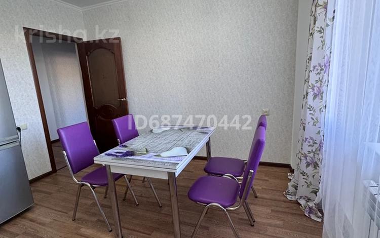 2-комнатная квартира · 70 м² · 2/9 этаж, мкр Кунаева 58 за 15 000 ₸ в Уральске — фото 63
