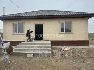 Отдельный дом · 4 комнаты · 106.9 м² · 8 сот., мкр Аксай-2, улица 21 44 А за 30.5 млн 〒 в Атырау