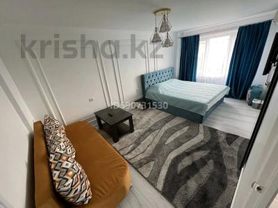1-комнатная квартира, 45 м², 3/5 этаж посуточно, Сатпаев 32 35 за 12 000 〒 в Атырау