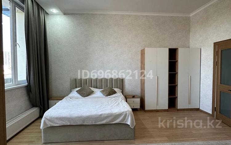 3-комнатная квартира, 90 м², 1/20 этаж помесячно, Розыбакиева 197/1