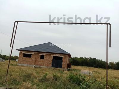 Отдельный дом · 4 комнаты · 150 м² · 6 сот., Новостройка 6 — Талдыбұлақ ауылынан черновой вариантте үй сатылады. Свет, су қосылған, газ трассасы жүргізілген. 4 бөлме, подвалы бар. 6 соток жер. 600м жерде мектеп бар. терезелерден тауға көрініс за 25 млн ₸ в Талдыбулаке