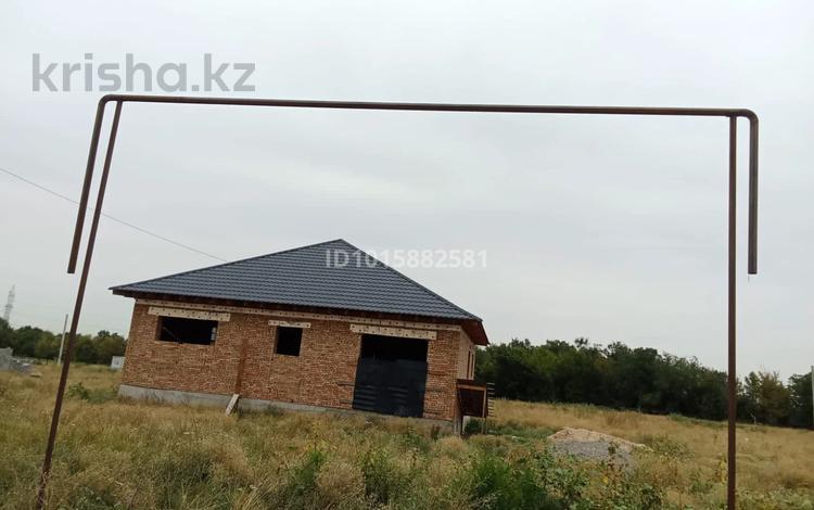 Отдельный дом · 4 комнаты · 150 м² · 6 сот., Новостройка 6 — Талдыбұлақ ауылынан черновой вариантте үй сатылады. Свет, су қосылған, газ трассасы жүргізілген. 4 бөлме, подвалы бар. 6 соток жер. 600м жерде мектеп бар. терезелерден тауға көрініс за 25 млн ₸ в Талдыбулаке — фото 2