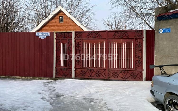 Отдельный дом · 4 комнаты · 120 м² · 12 сот., Иксанова 89 — 1 школы за 28 млн 〒 в Аксае — фото 2