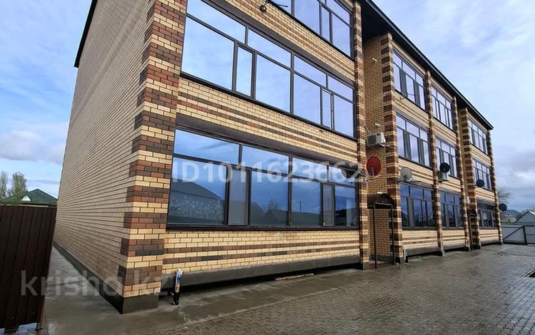 2-комнатная квартира · 80 м² · 3/3 этаж, памяти войнов интернационалистов — пересечении ул. Яблоневая за 36 млн ₸ в Уральске — фото 3