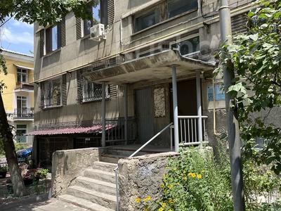 3-бөлмелі пәтер · 82 м² · 1/5 қабат, Амангельды 55 — Кабанбай батыра, бағасы: 87 млн ₸ в Алматы, Алмалинский р-н