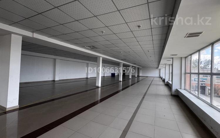 Свободное назначение, офисы, магазины и бутики, склады, салоны красоты, сельское хозяйство, фитнес и спорт, медцентры и аптеки, образование, развлечения, кабинеты и рабочие места, студии · 765 м² за ~ 2.4 млн 〒 в Караганде, Казыбек би р-н — фото 4