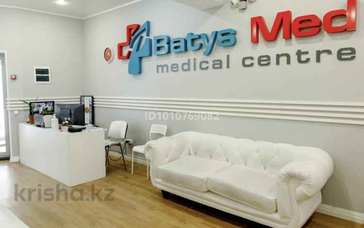Медцентры и аптеки · 432.7 м² за 250 млн ₸ в Уральске, мкр Строитель — фото 2