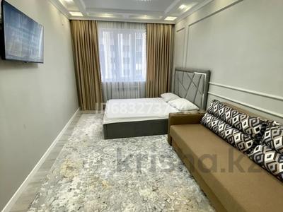 1-комнатная квартира, 45 м² по часам, мкр Акбулак, Дарабоз 25 за 2 000 〒 в Алматы, Алатауский р-н
