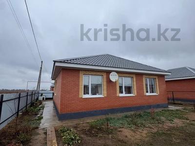 Жеке үй · 3 бөлме · 80 м² · 5 сот., ул. Созак 8А, бағасы: 23.7 млн ₸ в Уральске, мкр Школьник