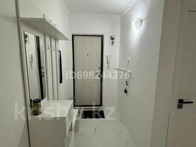Аренда квартир посуточно в Атырауской обл.: 2-комнатная квартира · 44.4 м² · 1/5 этаж, Авангард 11 — Сзади остановки мерей за 12 000 〒 2-комнатная квартира · 44.4 м² · 1/5 этаж, Авангард 11 — Сзади остановки мерей за 12 000 〒 в Атырау, мкр Авангард-2