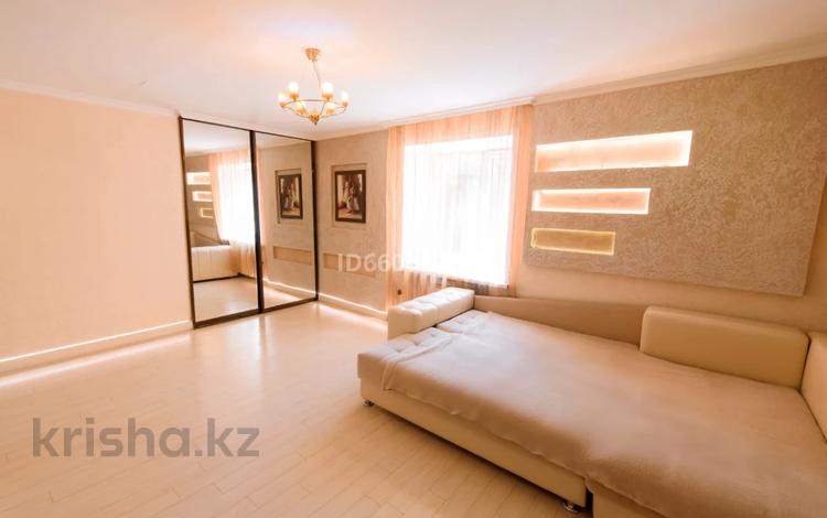 1-комнатная квартира, 37 м², 2/5 этаж по часам, проспект Бухар Жырау 75 за 1 500 〒 в Караганде, Казыбек би р-н