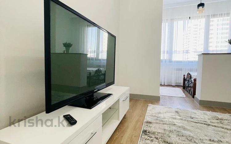 1-бөлмелі пәтер, 45 м², 3/12 қабат ай сайын, Мкр. Самал-3 15, бағасы: 390 000 〒 в Алматы, Медеуский р-н — фото 2