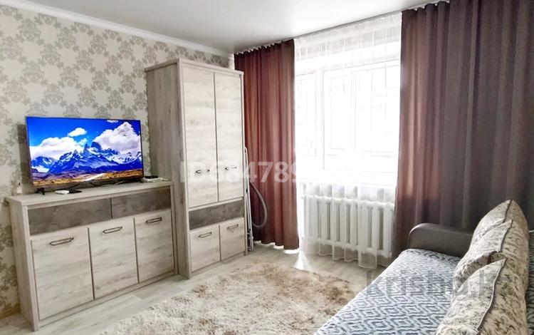 1-бөлмелі пәтер, 40 м², 2/9 қабат тәулігіне, Жамакаева — Район ЦГБ, бағасы: 17 000 〒 в Семее — фото 2