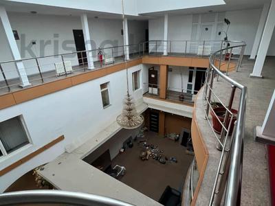 Еркін, кеңселер, дүкендер мен бутиктер, қоғамдық тамақтану орны, сұлулық салондары, монша, қонақ үй және демалыс орындары, фитнес және спорт, білім орталықтары, ойын-сауық, конференц-залдар, кабинеттер және жұмыс орындары, студиялар · 1300 м², бағасы: 5.3 млн ₸ в Алматы, Бостандыкский р-н