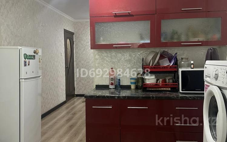 3-комнатная квартира, 65 м², 3/5 этаж, 17-й микрорайон, 17-й микрорайон 14 за 27.5 млн 〒 в Шымкенте, Енбекшинский р-н — фото 2