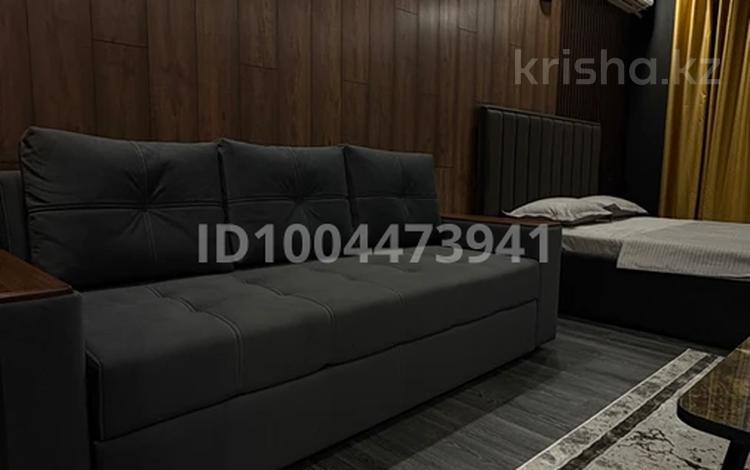 1-комнатная квартира · 40 м² · 1/4 этаж, Толе би 38 — «Люкс». Площадь, гостиница «Жамбыл» за 18 000 〒 в Таразе — фото 2