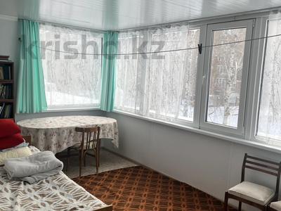 3 комнаты · 90 м² · 2/5 этаж, Назарбаева 242 за 45 000 〒 в Уральске, мкр Школьник