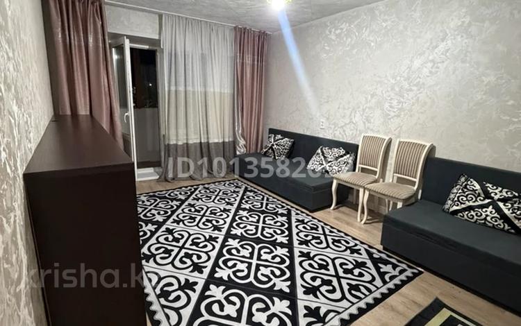 1-комнатная квартира · 39.9 м² · 1/10 этаж, Толстого — Ориентир: ТД «2 Этажа». Рядом расположены Butter Mall, SMOL, Дом одежды, «Алматинские цены», Inmart, ТД «Квазар». В шаговой доступности аптеки, кафе, автобусные и трамвайные остановки, удобная транспортная развязка. за 200 000 ₸ в Павлодаре — фото 2