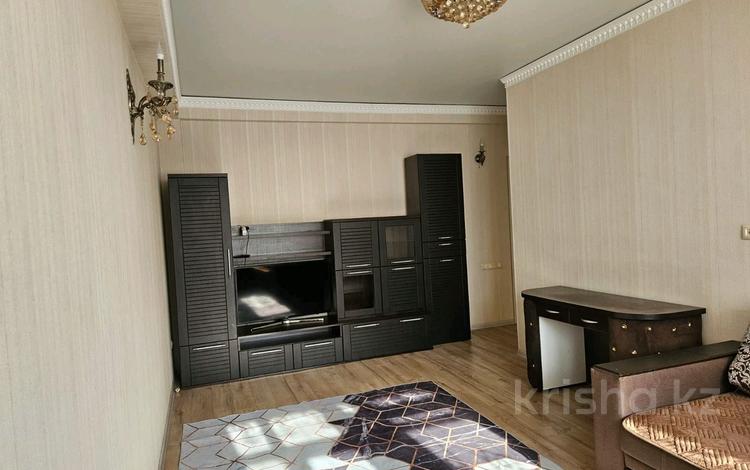 2-бөлмелі пәтер, 60 м², 4/9 қабат ай сайын, Казыбек би 125 — Досмухамедова, бағасы: 300 000 〒 в Алматы, Алмалинский р-н — фото 2