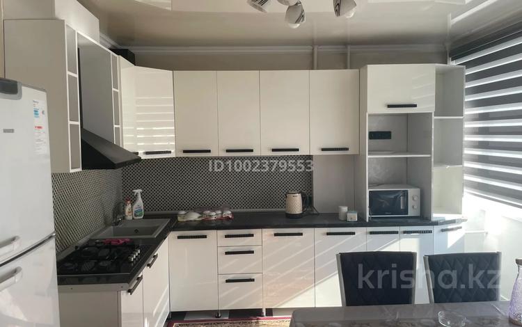 4-комнатная квартира · 100 м² · 3/9 этаж, мкр Жетысу-1 52 — Абая-Момышулы за 500 000 ₸ в Алматы, Ауэзовский р-н — фото 17