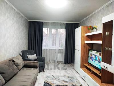 3-комнатная квартира, 62 м², 1/5 этаж, Пришахтинск, 23й микрорайон 20 за 15.5 млн 〒 в Караганде, Алихана Бокейханова р-н
