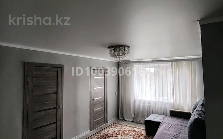 4-комнатная квартира · 62 м² · 3/5 этаж, Майкудук, Майкудук, 14й микрорайон 22 за 16 млн ₸ в Караганде, Алихана Бокейханова р-н — фото 2
