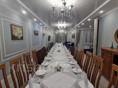 Дом · 5 комнат · 300 м², Богенбай батыра 14 14 — Биржан сала 10 за 220 000 〒 в Бурабае