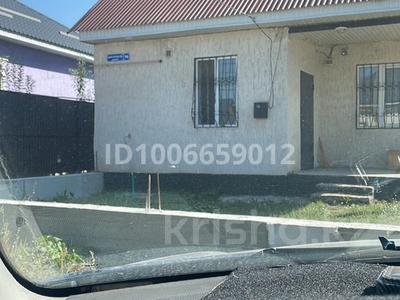 Отдельный дом · 2 комнаты · 52 м² · 5 сот., Мкр. Олимпийский город, ул. Ынтымак 96 — Вход со стороны 19 км за 21 млн 〒 в Кемертогане