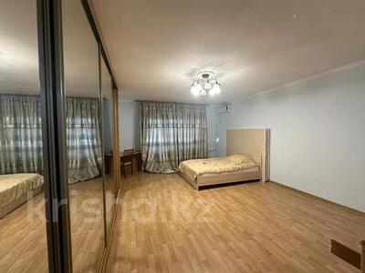 4-бөлмелі пәтер · 208 м² · 5/7 қабат, Самал-3 ш/а. — Пентхаус, бағасы: 155 млн ₸ в Алматы, Медеуский р-н
