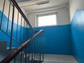 2-бөлмелі пәтер · 48.2 м² · 3/5 қабат, 4 а 1 а 54 — Продаётся просторная и тёплая 2-комнатная квартира в отличном районе в Старом городе. -Большие комнаты, удобная планировка -Пластиковые окна, новая сантехника, счётчики -Пол линолеум -Балкон/трубы пластиковые -Остаются встроенный кухонный гарнитур и титан на 80 л. -Чистый и ухоженный подъезд, тихий двор -Окна выходят на 2 стороны -Рядом школа, магазины, остановки и вся необходимая инфраструктура Квартира очень тёплая зимой, комфортная и уютная. Без долгов и обременений., бағасы: 6.7 млн ₸ в Темиртау — фото 11