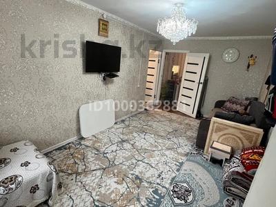 2-бөлмелі пәтер · 48.2 м² · 3/5 қабат, 4 а 1 а 54 — Продаётся просторная и тёплая 2-комнатная квартира в отличном районе в Старом городе. -Большие комнаты, удобная планировка -Пластиковые окна, новая сантехника, счётчики -Пол линолеум -Балкон/трубы пластиковые -Остаются встроенный кухонный гарнитур и титан на 80 л. -Чистый и ухоженный подъезд, тихий двор -Окна выходят на 2 стороны -Рядом школа, магазины, остановки и вся необходимая инфраструктура Квартира очень тёплая зимой, комфортная и уютная. Без долгов и обременений., бағасы: 6.7 млн ₸ в Темиртау