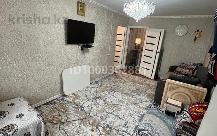 2-бөлмелі пәтер · 48.2 м² · 3/5 қабат, 4 а 1 а 54 — Продаётся просторная и тёплая 2-комнатная квартира в отличном районе в Старом городе. -Большие комнаты, удобная планировка -Пластиковые окна, новая сантехника, счётчики -Пол линолеум -Балкон/трубы пластиковые -Остаются встроенный кухонный гарнитур и титан на 80 л. -Чистый и ухоженный подъезд, тихий двор -Окна выходят на 2 стороны -Рядом школа, магазины, остановки и вся необходимая инфраструктура Квартира очень тёплая зимой, комфортная и уютная. Без долгов и обременений., бағасы: 6.7 млн ₸ в Темиртау — фото 6