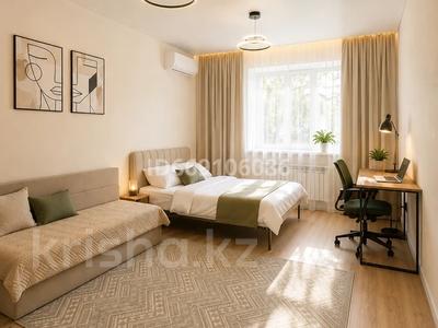 3-комнатная квартира · 100 м² · 1/9 этаж, Молдавская — 2 кровати , 2 дивана , кондиционер за 30 000 ₸ в Уральске