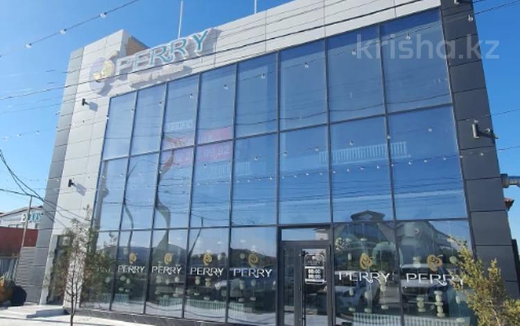 Свободное назначение, офисы, магазины и бутики, салоны красоты, образование, развлечения, конференц-залы, кабинеты и рабочие места · 270 м² за 800 000 〒 в Атырау, мкр Жеруйык — фото 2