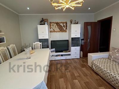 3-комнатная квартира · 65 м² · 4/10 этаж, Майкудук, Мкр Голубые пруды 7 за 25 млн 〒 в Караганде, Алихана Бокейханова р-н