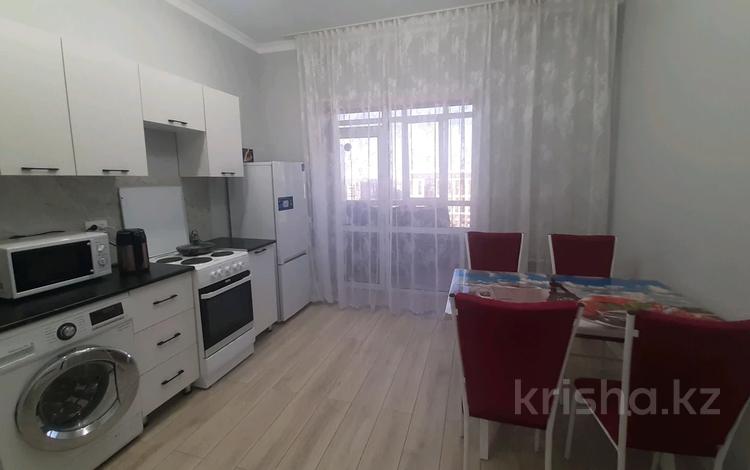 2-комнатная квартира, 64 м², 10/10 этаж помесячно, Муканова 53/8