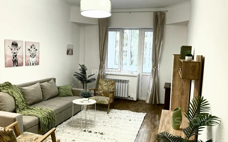 2-комнатная квартира, 60 м², 2/5 этаж помесячно, мкр Коктем-3 16 — Байзакова 298 за 390 000 〒 в Алматы, Бостандыкский р-н — фото 2