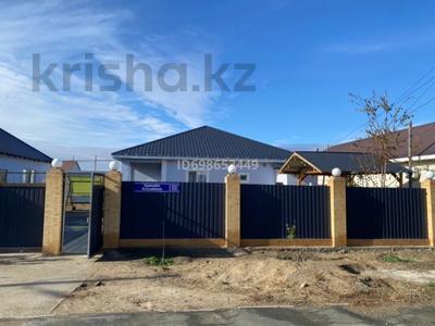 Продажа домов и дачи в Атырауской обл.: Отдельный дом · 4 комнаты · 180 м² · 8 сот., мкр Жулдыз-2, Курманбек Жандарбеков за 41 млн 〒 Отдельный дом · 4 комнаты · 180 м² · 8 сот., мкр Жулдыз-2, Курманбек Жандарбеков за 41 млн 〒 в Атырау