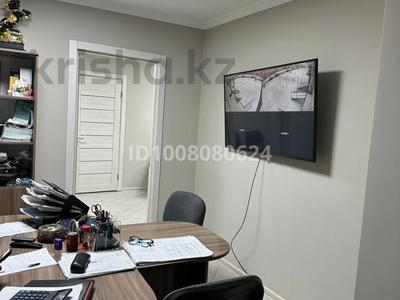 Свободное назначение, офисы, магазины и бутики, салоны красоты, медцентры и аптеки, образование, развлечения, конференц-залы, кабинеты и рабочие места, студии · 49 м² за 400 000 〒 в Уральске, мкр Астана