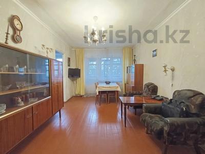 3-комнатная квартира, 55 м², 3/4 этаж, ул. Локомотивная 135 за 8 млн 〒 в Караганде, Алихана Бокейханова р-н