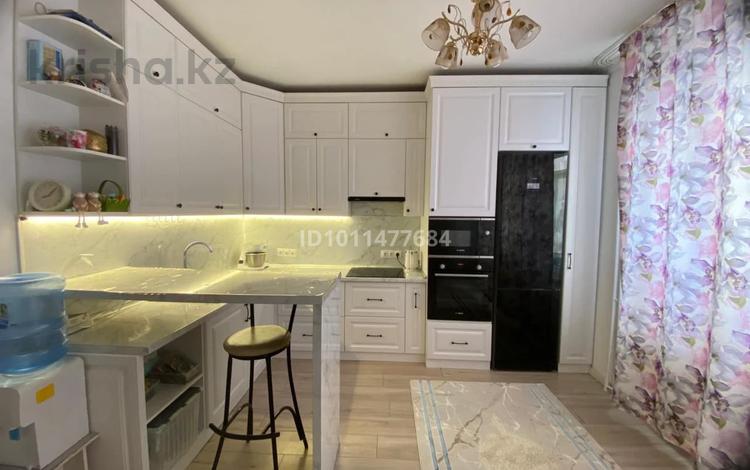 2-бөлмелі пәтер · 72 м² · 8/16 қабат, мкр. Алмагуль, Алмагуль 17 — DoDo пиццериясының жанында/ Рядом с пиццерией DoDo, бағасы: 26.5 млн ₸ в Атырау — фото 2