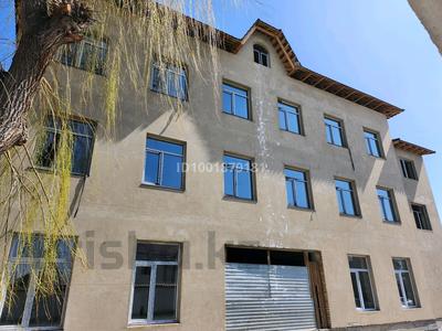 Свободное назначение, офисы, магазины и бутики, общепит, салоны красоты, бани, гостиницы и зоны отдыха, медцентры и аптеки, образование, развлечения · 700 м² за 250 млн 〒 в Таразе