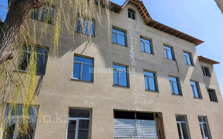 Свободное назначение, офисы, магазины и бутики, общепит, салоны красоты, бани, гостиницы и зоны отдыха, медцентры и аптеки, образование, развлечения · 700 м² за 250 млн 〒 в Таразе — фото 2