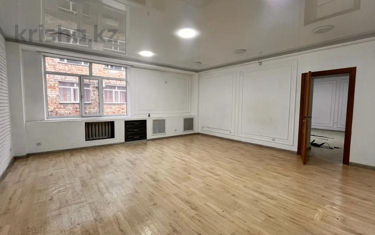 Свободное назначение, офисы, кабинеты и рабочие места · 63.1 м² за 220 850 ₸ в Караганде, Казыбек би р-н — фото 2