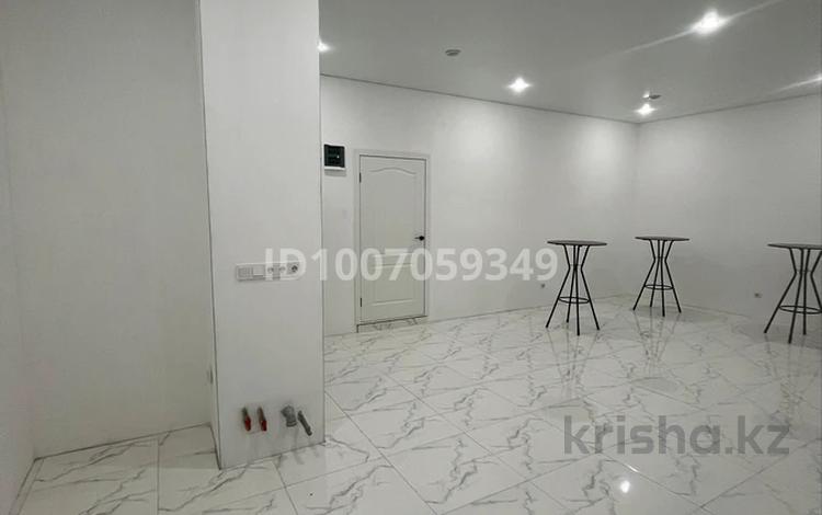 Свободное назначение, офисы, магазины и бутики, склады, общепит, салоны красоты, медцентры и аптеки, образование, развлечения · 61.7 м² за 11 млн 〒 в Актау, 29а мкр — фото 2