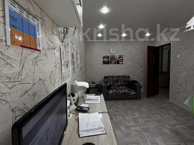 3-комнатная квартира · 63 м² · 1/5 этаж, кердери 143 — дом Быта за 18 млн 〒 в Уральске