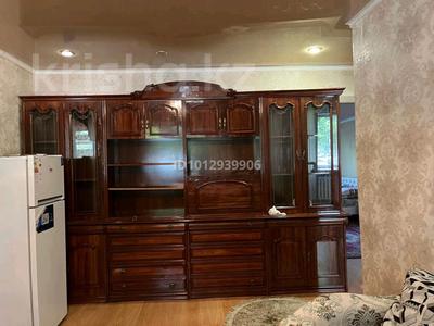 3-бөлмелі пәтер · 65 м² · 1/5 қабат, Народная 86 — 14 микрайон, бағасы: 160 000 ₸ в Семее