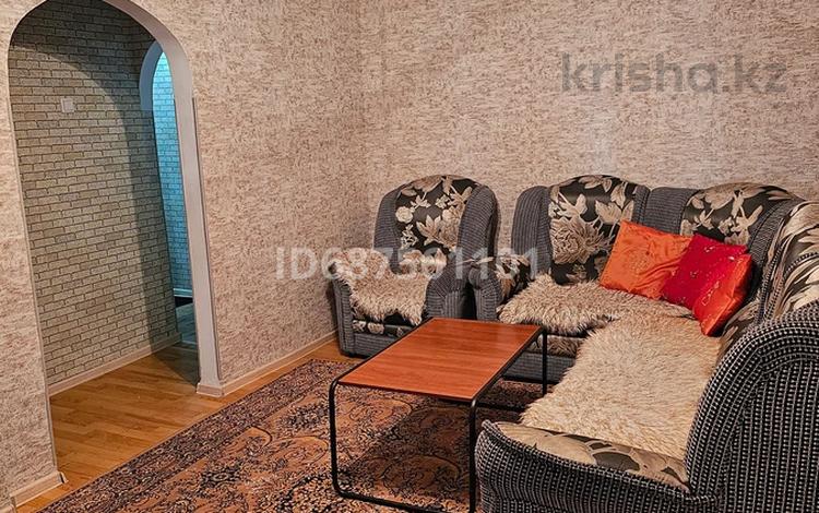 2-комнатная квартира, 48 м², 1/5 этаж по часам, Ак.Сатпаева 30 за 1 500 〒 в Павлодаре — фото 2